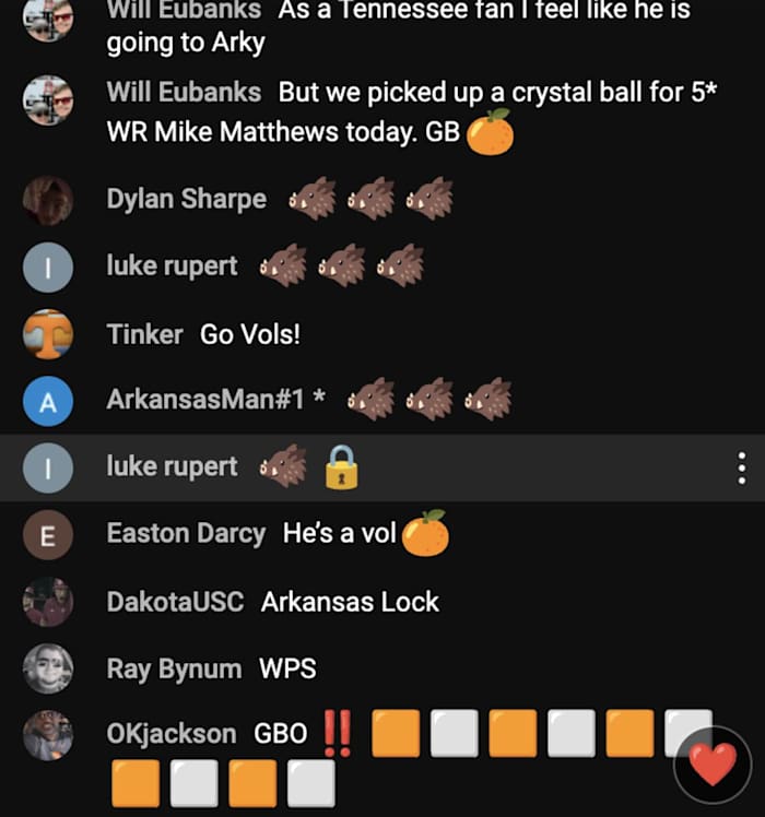A chat showing Arkansas and Tennessee fans talking back and forth.